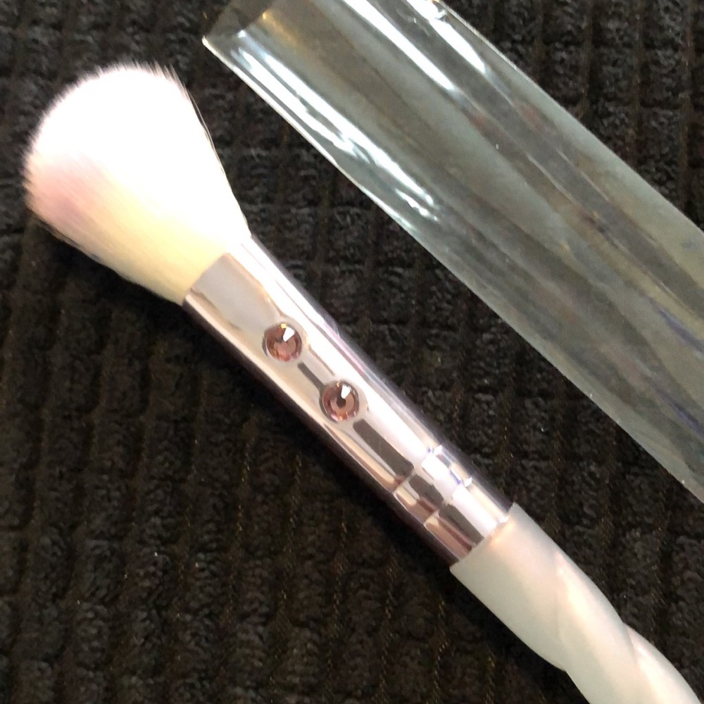 SLMISSGLAM Flat Blush TT04 Make-up Brush with 2 Pink Gems and iridescent handle